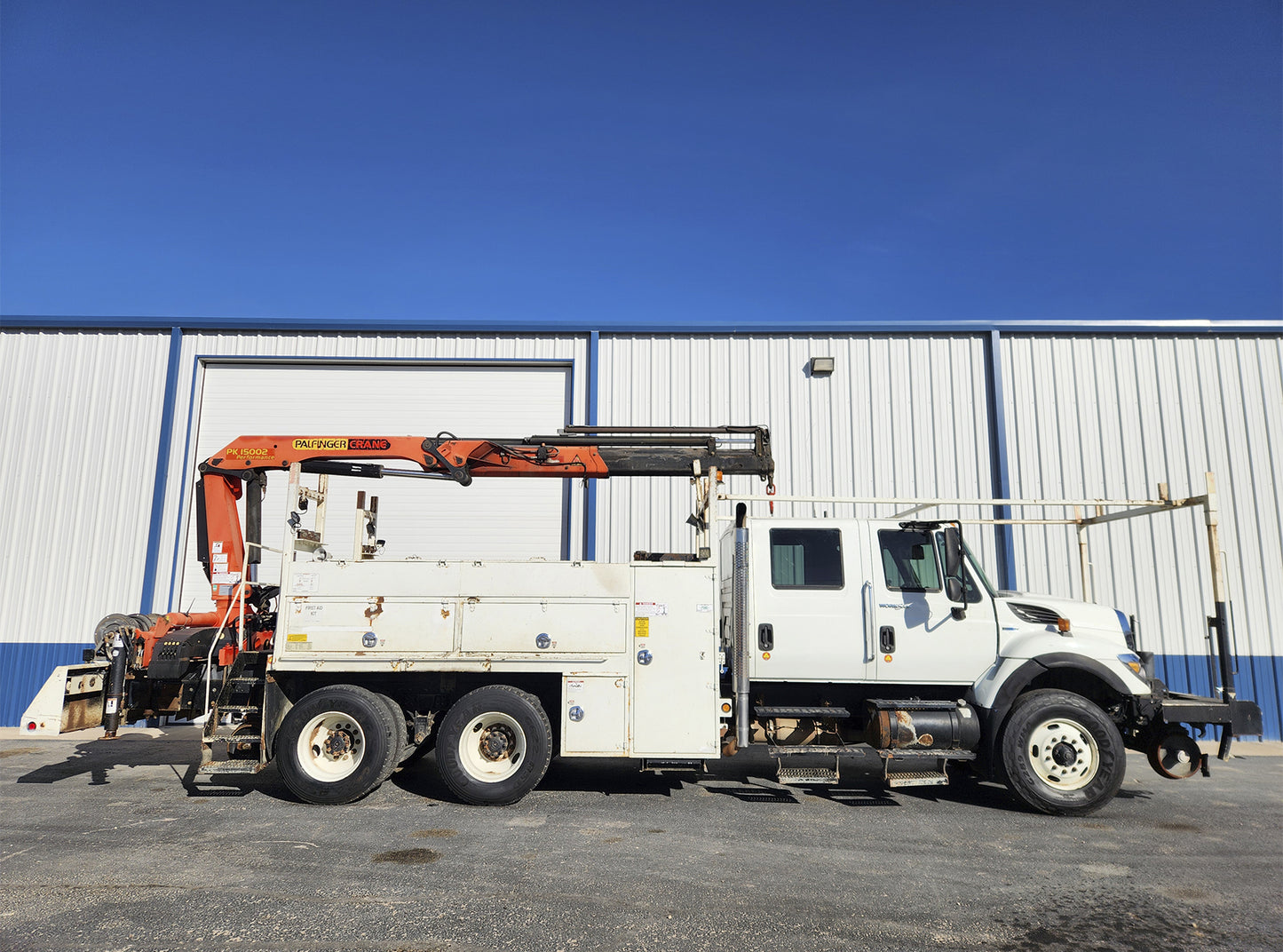 International Truck with Crane 7500 SBA 6X4