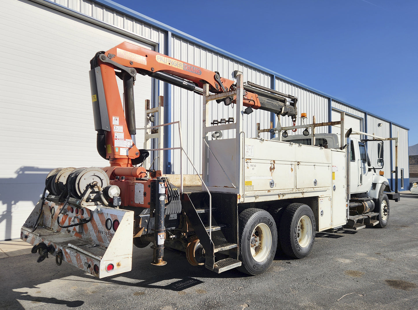 International Truck with Crane 7500 SBA 6X4
