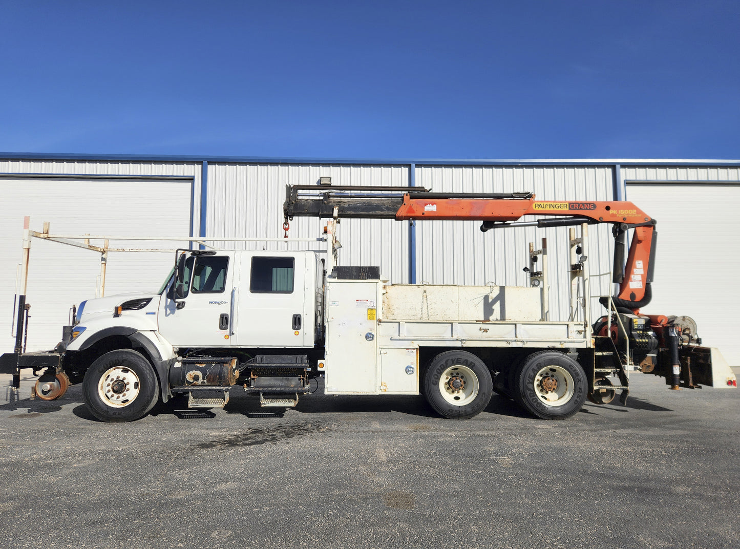 International Truck with Crane 7500 SBA 6X4