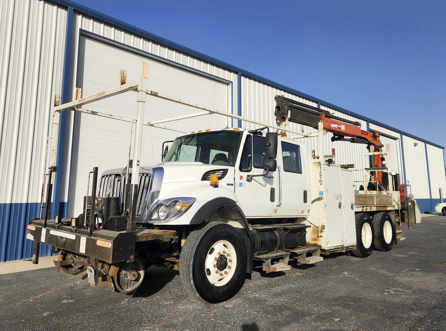 International Truck with Crane 7500 SBA 6X4