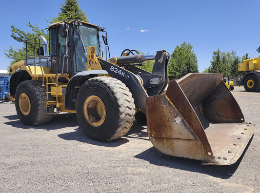 John Deere 824K Front Loader