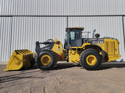 John Deere 824K Front Loader