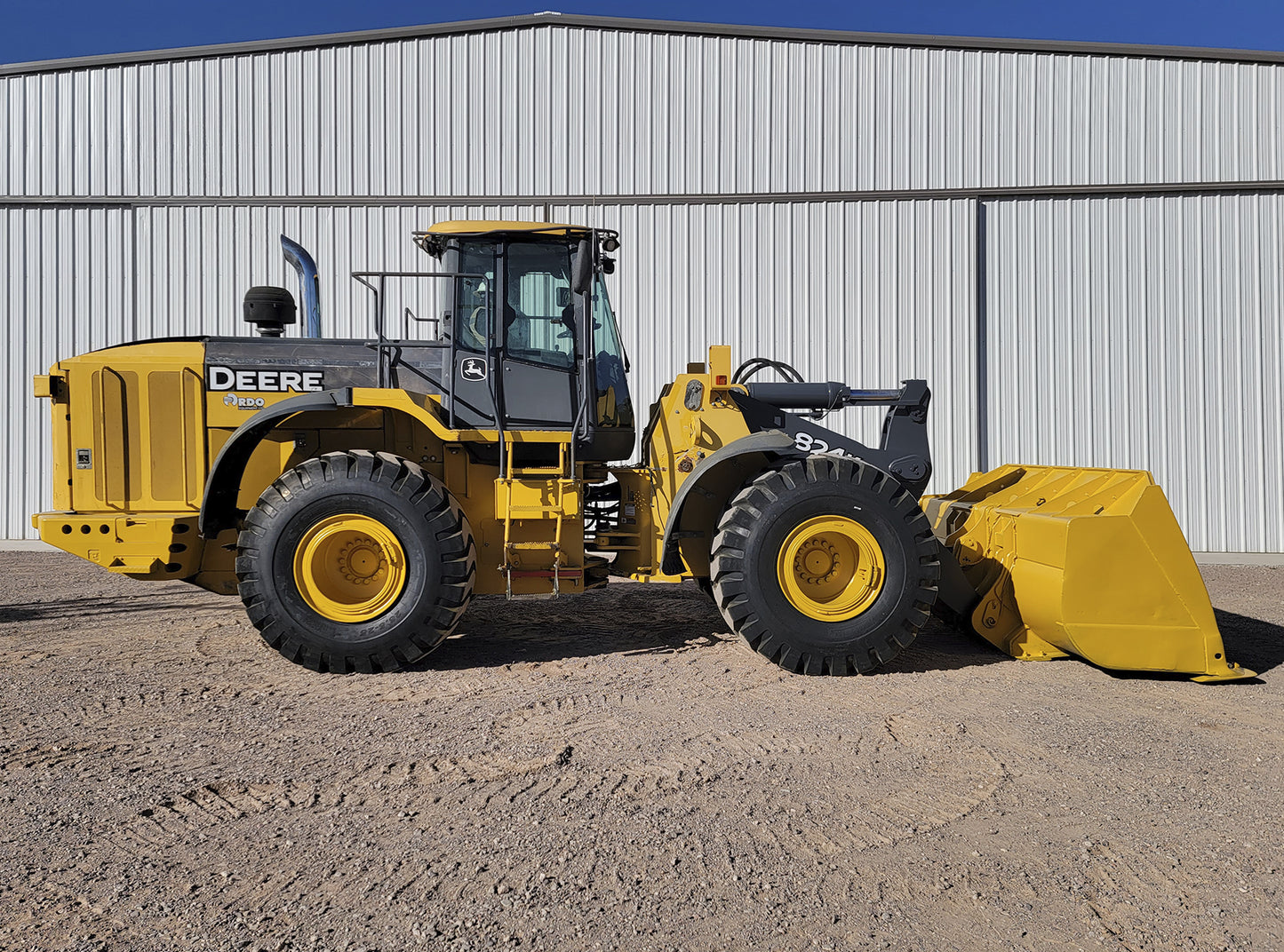 John Deere 824K Front Loader