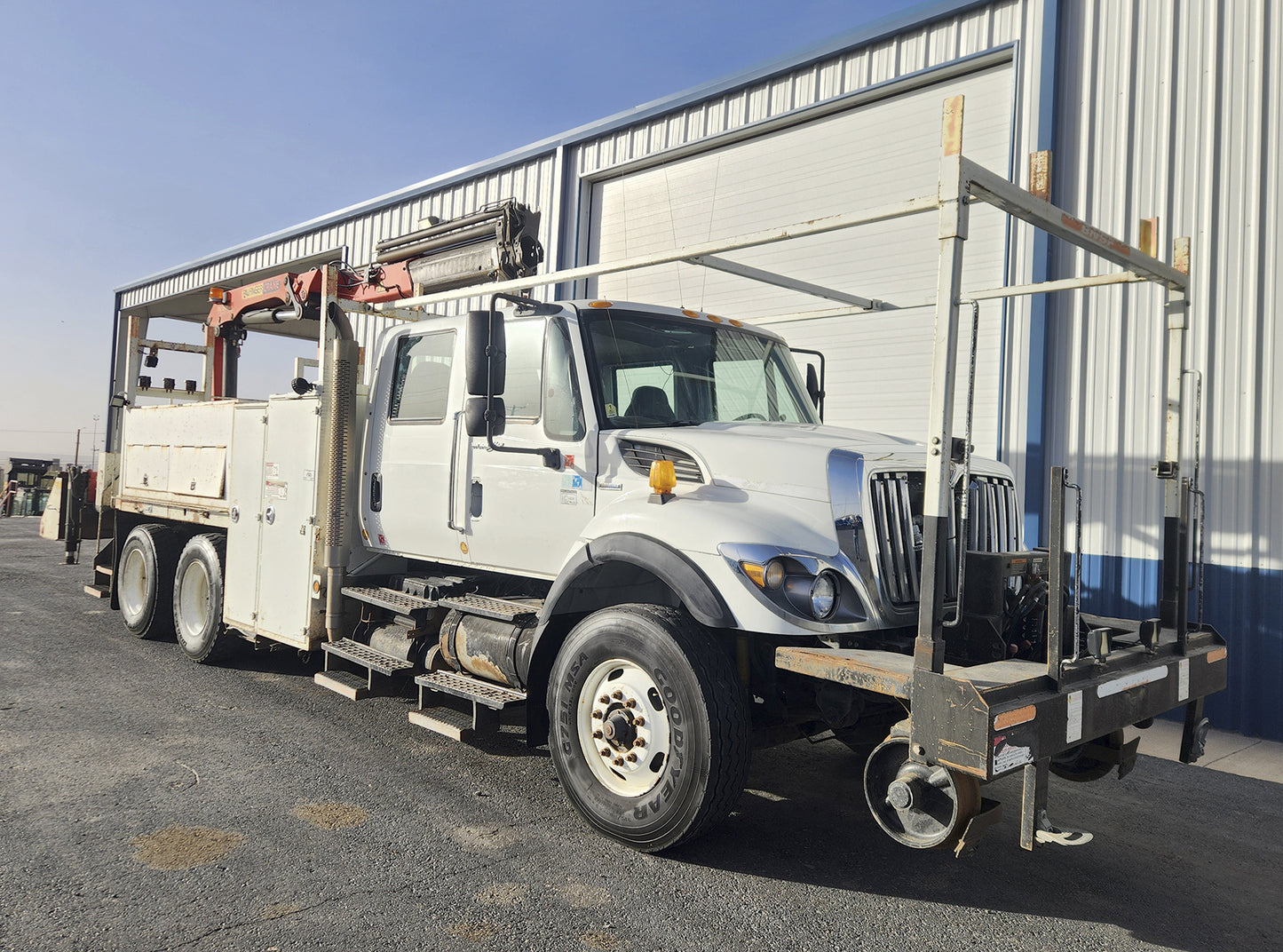 International Truck with Crane 7500 SBA 6X4