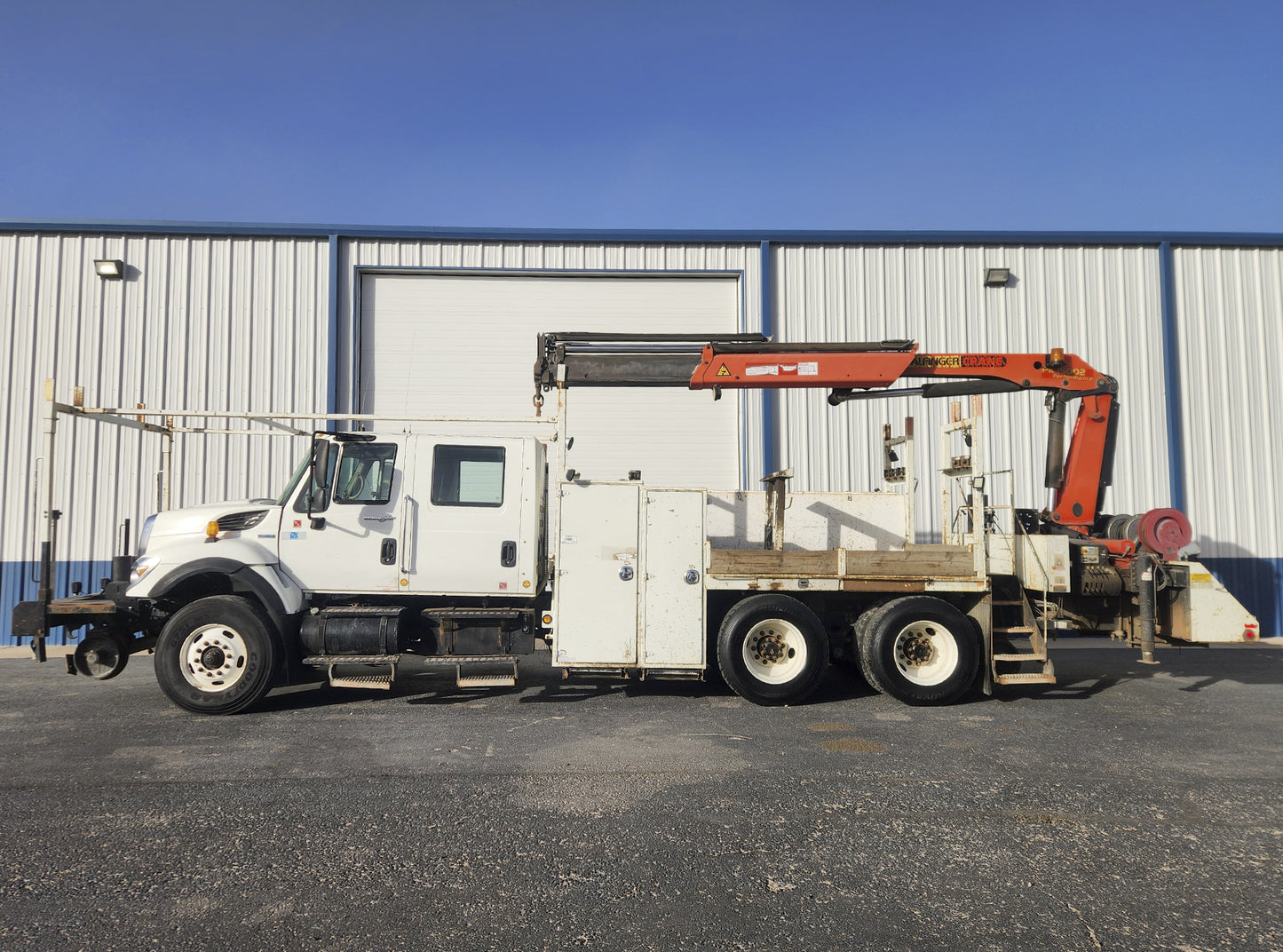 International Truck with Crane 7500 SBA 6X4