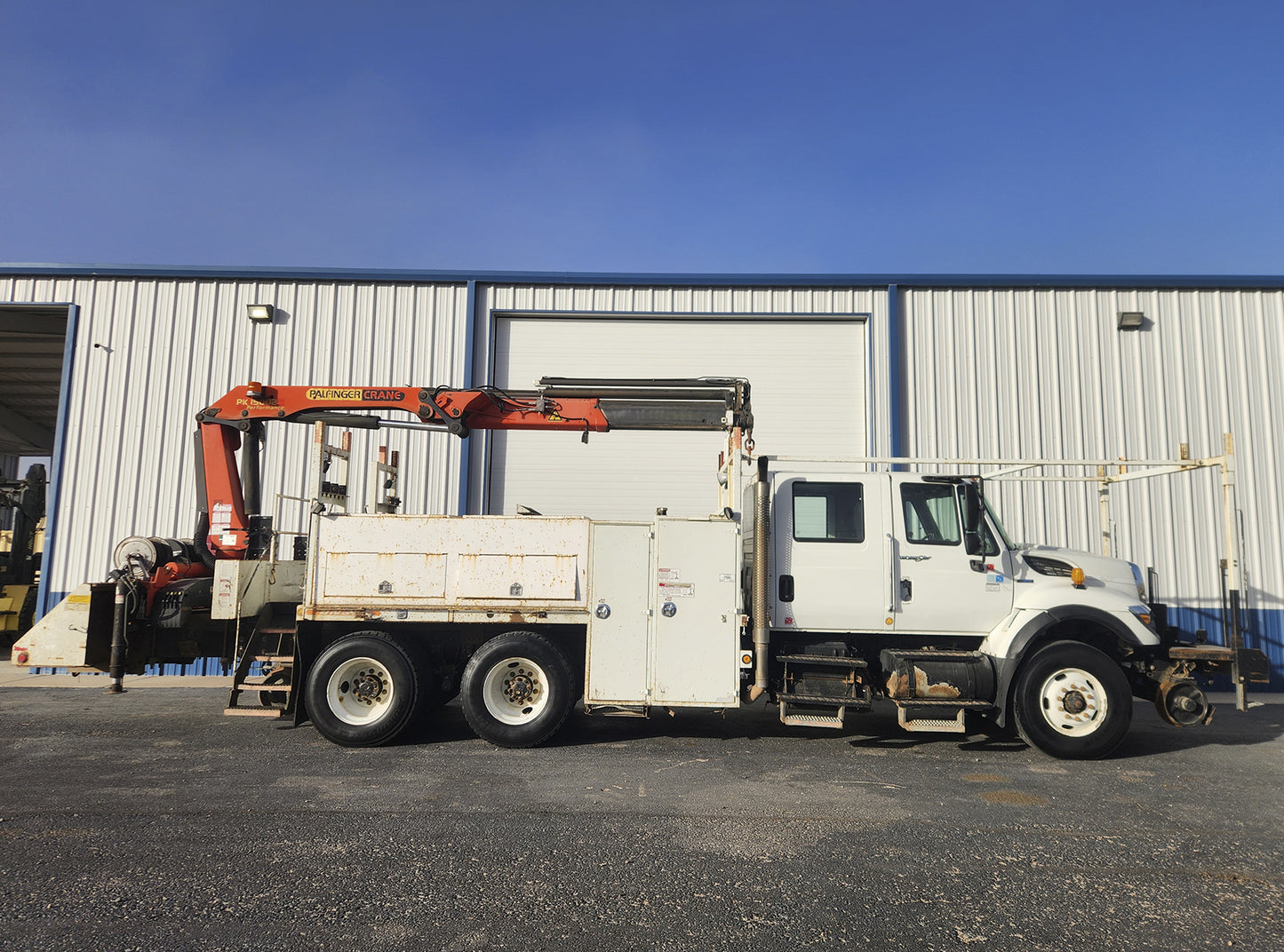 International Truck with Crane 7500 SBA 6X4
