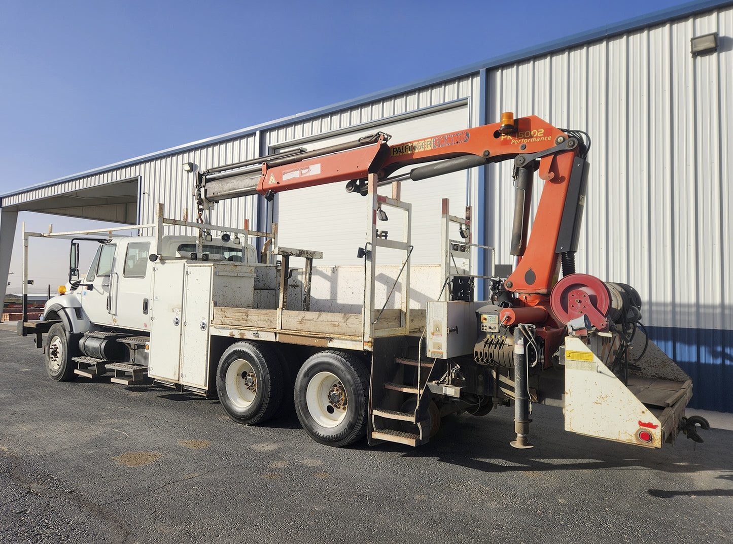 International Truck with Crane 7500 SBA 6X4