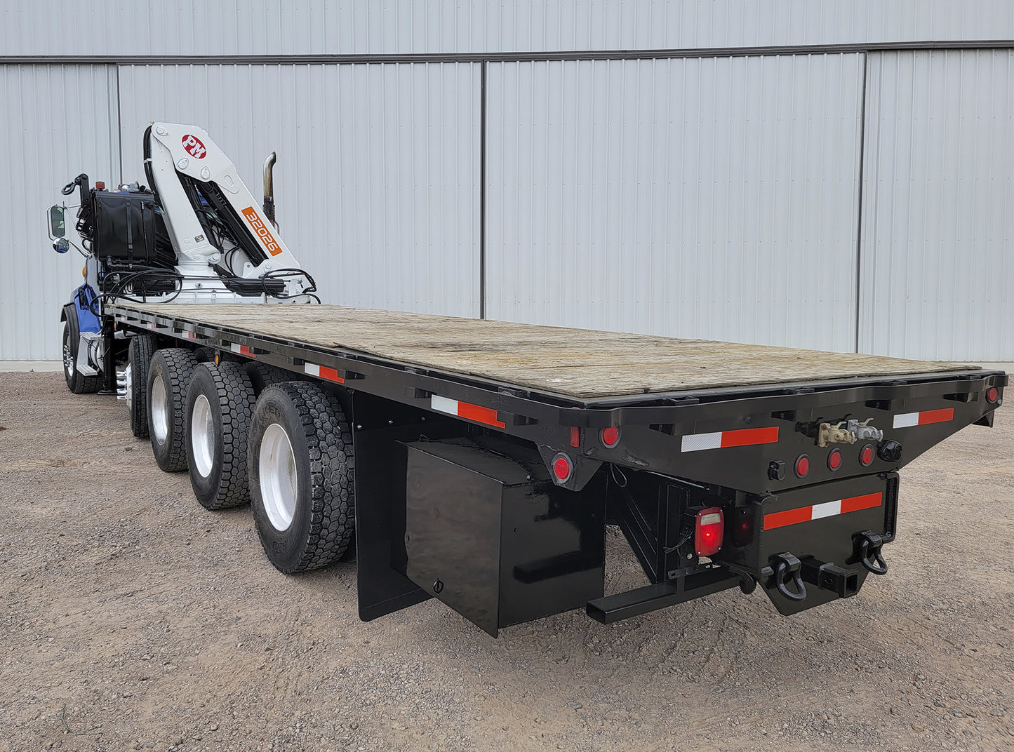 Sterling LT9500 Truck with Autogru PM 32026LC Crane