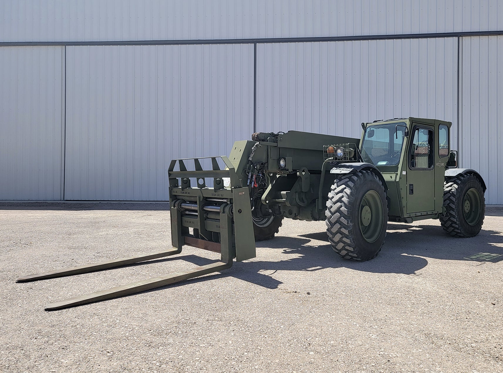 Oshkosh Defense LLC MMV3 Telescopic Forklift – FMI Machinery